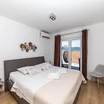 Gorgeous In With Jacuzzi טרוגיר